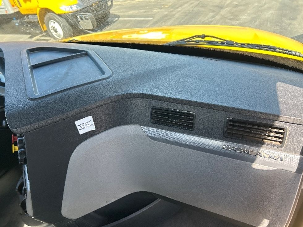 Day Cab Tractor-Heavy Duty Tractors-Freightliner-2022-T12642ST-Fresno-CA-302,984\n\t\tmiles-$ 79,500 - Image 13