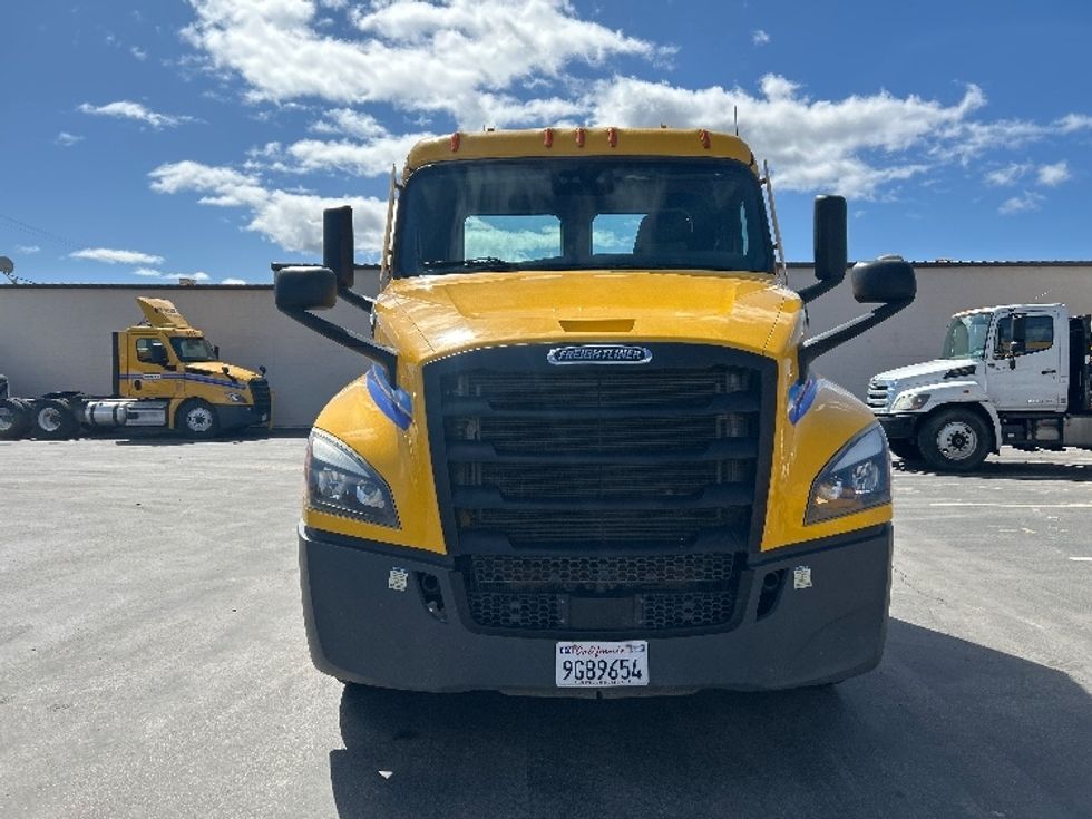 Day Cab Tractor-Heavy Duty Tractors-Freightliner-2022-T12642ST-Fresno-CA-302,984\n\t\tmiles-$ 79,500 - Image 2
