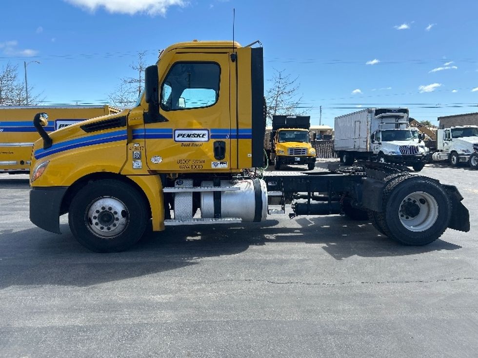 Day Cab Tractor-Heavy Duty Tractors-Freightliner-2022-T12642ST-Fresno-CA-302,984\n\t\tmiles-$ 79,500 - Image 4