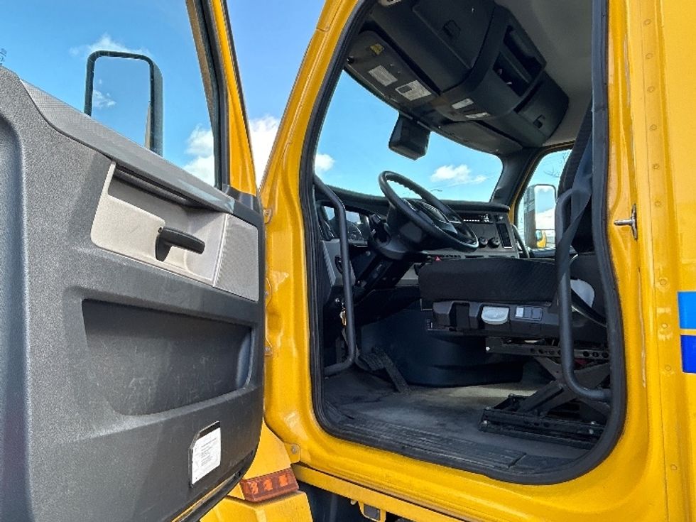 Day Cab Tractor-Heavy Duty Tractors-Freightliner-2022-T12642ST-Fresno-CA-302,984\n\t\tmiles-$ 79,500 - Image 9