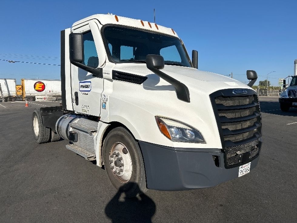 Day Cab Tractor-Heavy Duty Tractors-Freightliner-2022-T12642ST-Fresno-CA-303,846\n\t\tmiles-$ 67,000 - Image 1