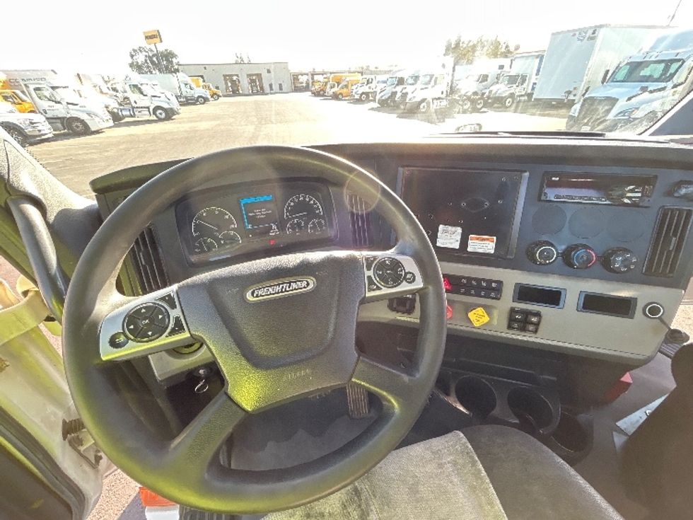 Day Cab Tractor-Heavy Duty Tractors-Freightliner-2022-T12642ST-Fresno-CA-303,846\n\t\tmiles-$ 67,000 - Image 11