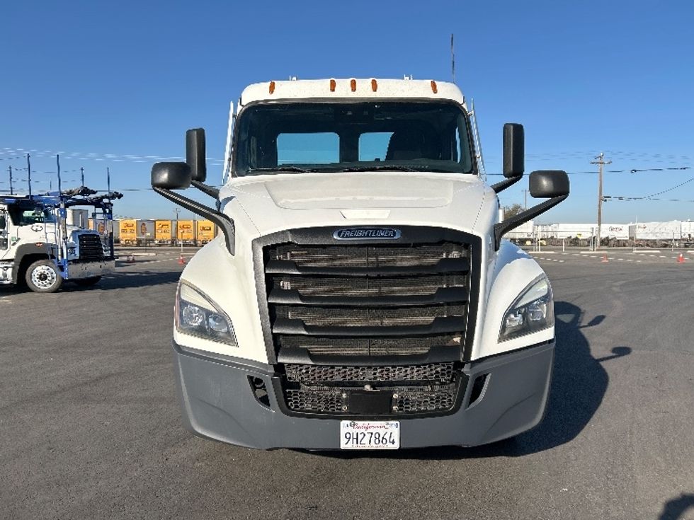 Day Cab Tractor-Heavy Duty Tractors-Freightliner-2022-T12642ST-Fresno-CA-303,846\n\t\tmiles-$ 67,000 - Image 2