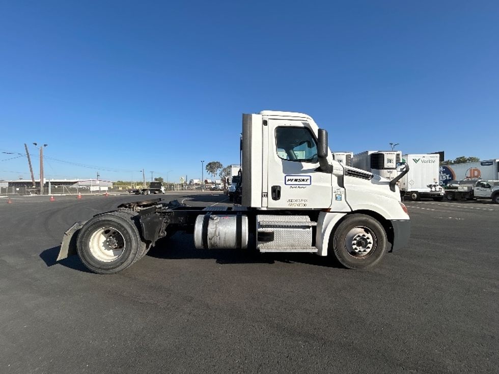 Day Cab Tractor-Heavy Duty Tractors-Freightliner-2022-T12642ST-Fresno-CA-303,846\n\t\tmiles-$ 67,000 - Image 8