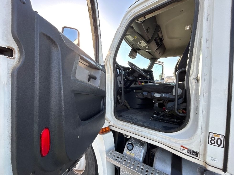 Day Cab Tractor-Heavy Duty Tractors-Freightliner-2022-T12642ST-Fresno-CA-303,846\n\t\tmiles-$ 67,000 - Image 9
