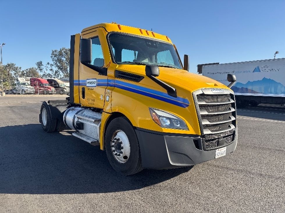 Day Cab Tractor-Heavy Duty Tractors-Freightliner-2022-T12642ST-Fresno-CA-315,787\n\t\tmiles-$ 61,750 - Image 1