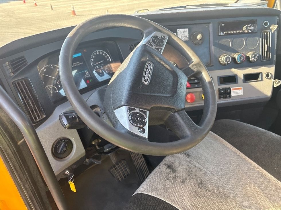 Day Cab Tractor-Heavy Duty Tractors-Freightliner-2022-T12642ST-Fresno-CA-315,787\n\t\tmiles-$ 61,750 - Image 10