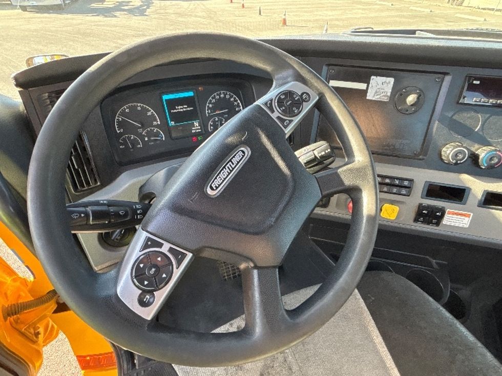 Day Cab Tractor-Heavy Duty Tractors-Freightliner-2022-T12642ST-Fresno-CA-315,787\n\t\tmiles-$ 61,750 - Image 11
