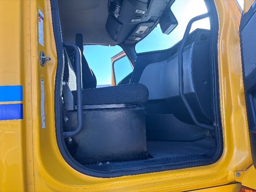 Day Cab Tractor-Heavy Duty Tractors-Freightliner-2022-T12642ST-Fresno-CA-315,787\n\t\tmiles-$ 61,750 - Image 12