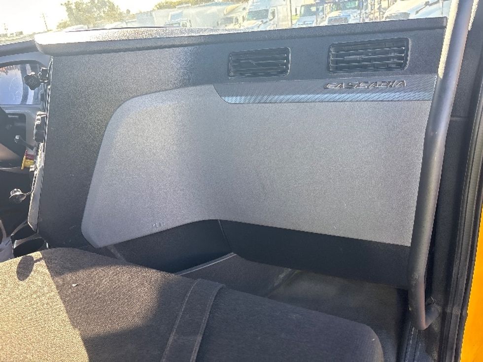 Day Cab Tractor-Heavy Duty Tractors-Freightliner-2022-T12642ST-Fresno-CA-315,787\n\t\tmiles-$ 61,750 - Image 13
