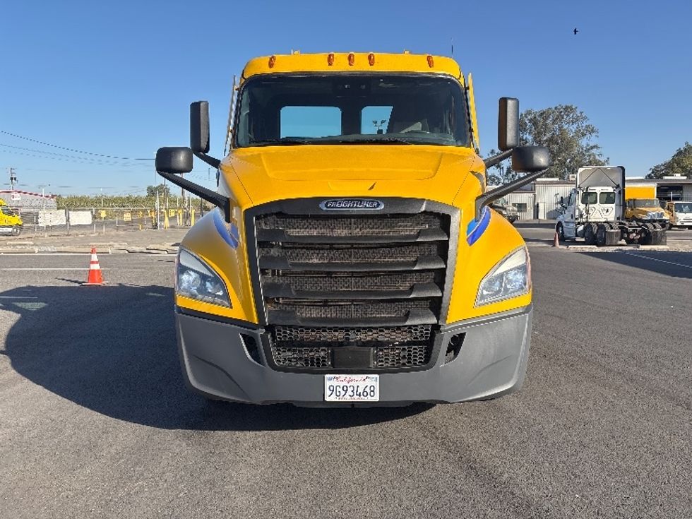 Day Cab Tractor-Heavy Duty Tractors-Freightliner-2022-T12642ST-Fresno-CA-315,787\n\t\tmiles-$ 61,750 - Image 2