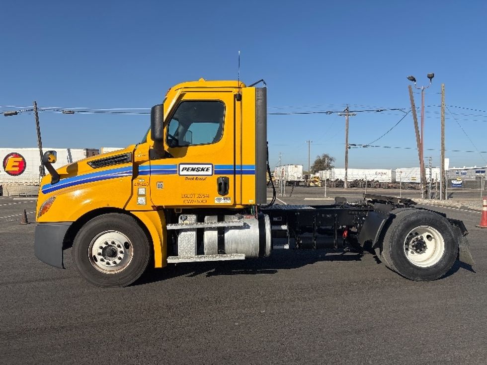 Day Cab Tractor-Heavy Duty Tractors-Freightliner-2022-T12642ST-Fresno-CA-315,787\n\t\tmiles-$ 61,750 - Image 4