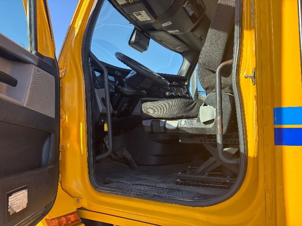 Day Cab Tractor-Heavy Duty Tractors-Freightliner-2022-T12642ST-Fresno-CA-315,787\n\t\tmiles-$ 61,750 - Image 9