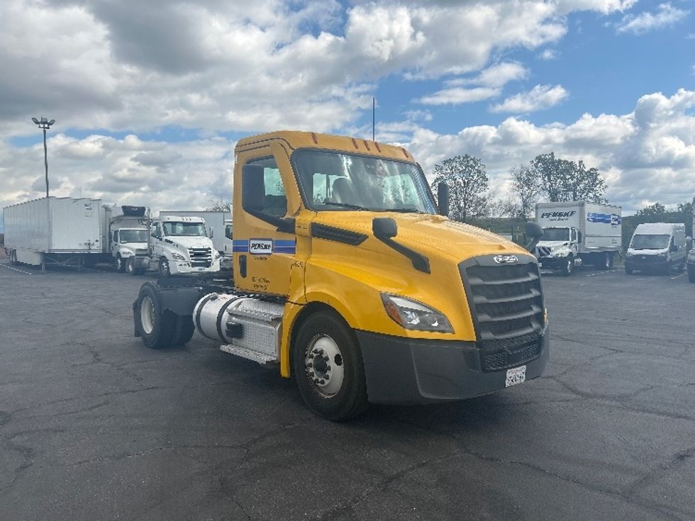 Day Cab Tractor-Heavy Duty Tractors-Freightliner-2022-T12642ST-Fresno-CA-323,158\n\t\tmiles-$ 77,500 - Image 1