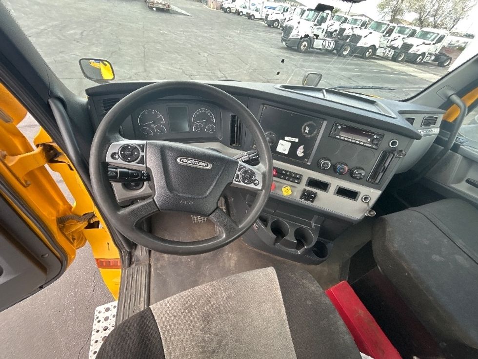 Day Cab Tractor-Heavy Duty Tractors-Freightliner-2022-T12642ST-Fresno-CA-323,158\n\t\tmiles-$ 77,500 - Image 11
