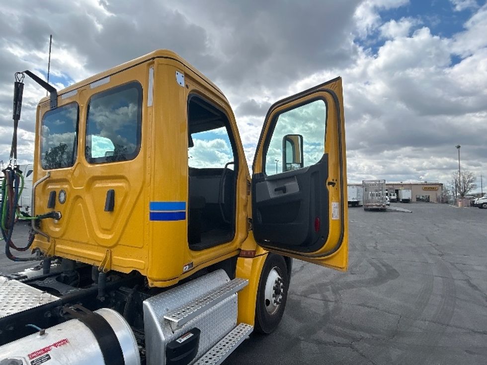Day Cab Tractor-Heavy Duty Tractors-Freightliner-2022-T12642ST-Fresno-CA-323,158\n\t\tmiles-$ 77,500 - Image 12