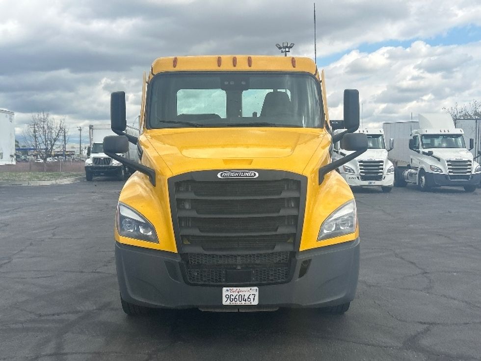 Day Cab Tractor-Heavy Duty Tractors-Freightliner-2022-T12642ST-Fresno-CA-323,158\n\t\tmiles-$ 77,500 - Image 2