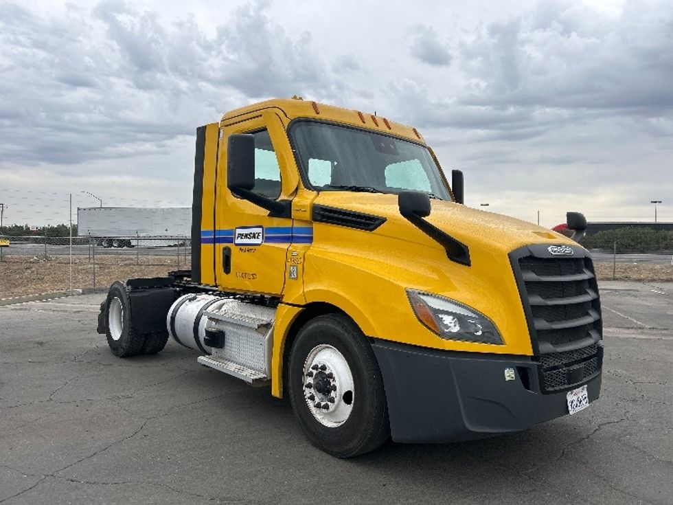 Day Cab Tractor-Heavy Duty Tractors-Freightliner-2022-T12642ST-Fresno-CA-324,656\n\t\tmiles-$ 61,250 - Image 1