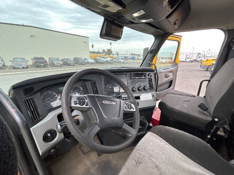 Day Cab Tractor-Heavy Duty Tractors-Freightliner-2022-T12642ST-Fresno-CA-324,656\n\t\tmiles-$ 61,250 - Image 10