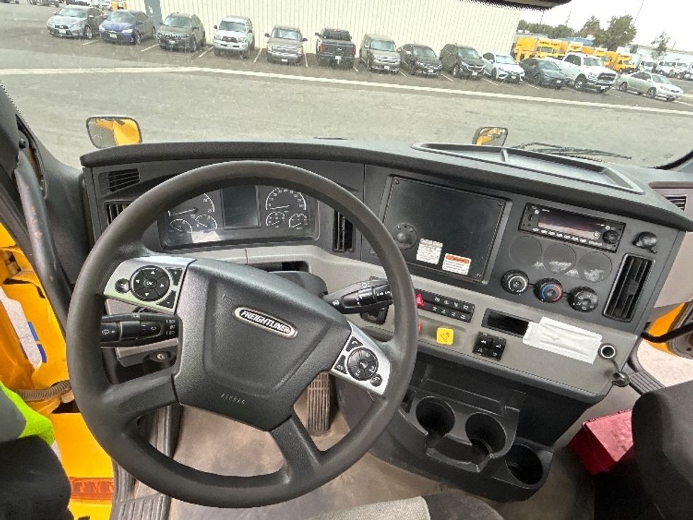 Day Cab Tractor-Heavy Duty Tractors-Freightliner-2022-T12642ST-Fresno-CA-324,656\n\t\tmiles-$ 61,250 - Image 11