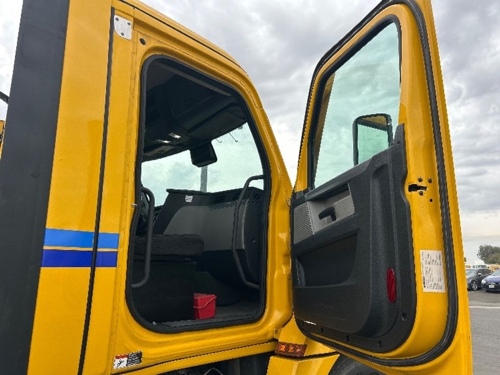 Day Cab Tractor-Heavy Duty Tractors-Freightliner-2022-T12642ST-Fresno-CA-324,656\n\t\tmiles-$ 61,250 - Image 12