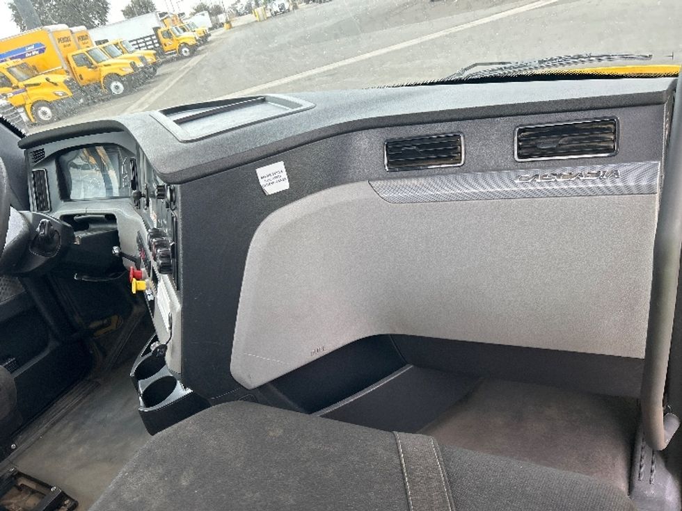 Day Cab Tractor-Heavy Duty Tractors-Freightliner-2022-T12642ST-Fresno-CA-324,656\n\t\tmiles-$ 61,250 - Image 13