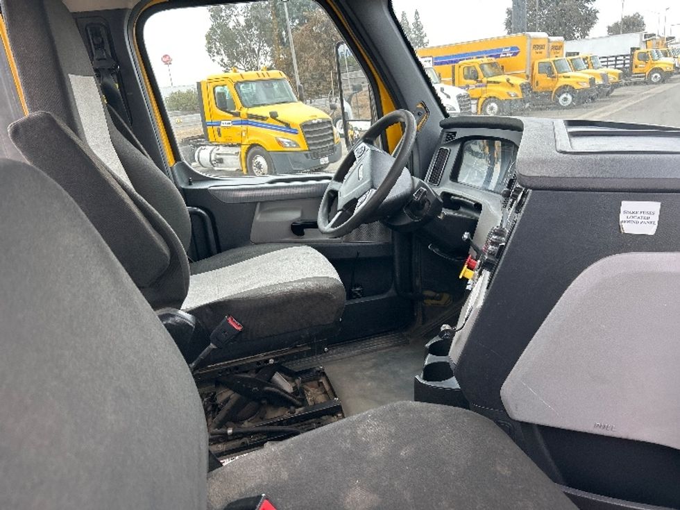 Day Cab Tractor-Heavy Duty Tractors-Freightliner-2022-T12642ST-Fresno-CA-324,656\n\t\tmiles-$ 61,250 - Image 14