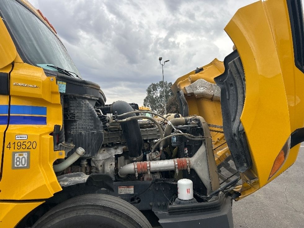 Day Cab Tractor-Heavy Duty Tractors-Freightliner-2022-T12642ST-Fresno-CA-324,656\n\t\tmiles-$ 61,250 - Image 15