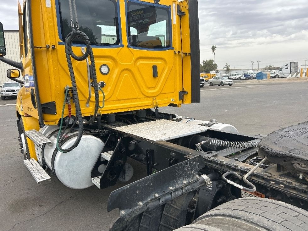 Day Cab Tractor-Heavy Duty Tractors-Freightliner-2022-T12642ST-Fresno-CA-324,656\n\t\tmiles-$ 61,250 - Image 17