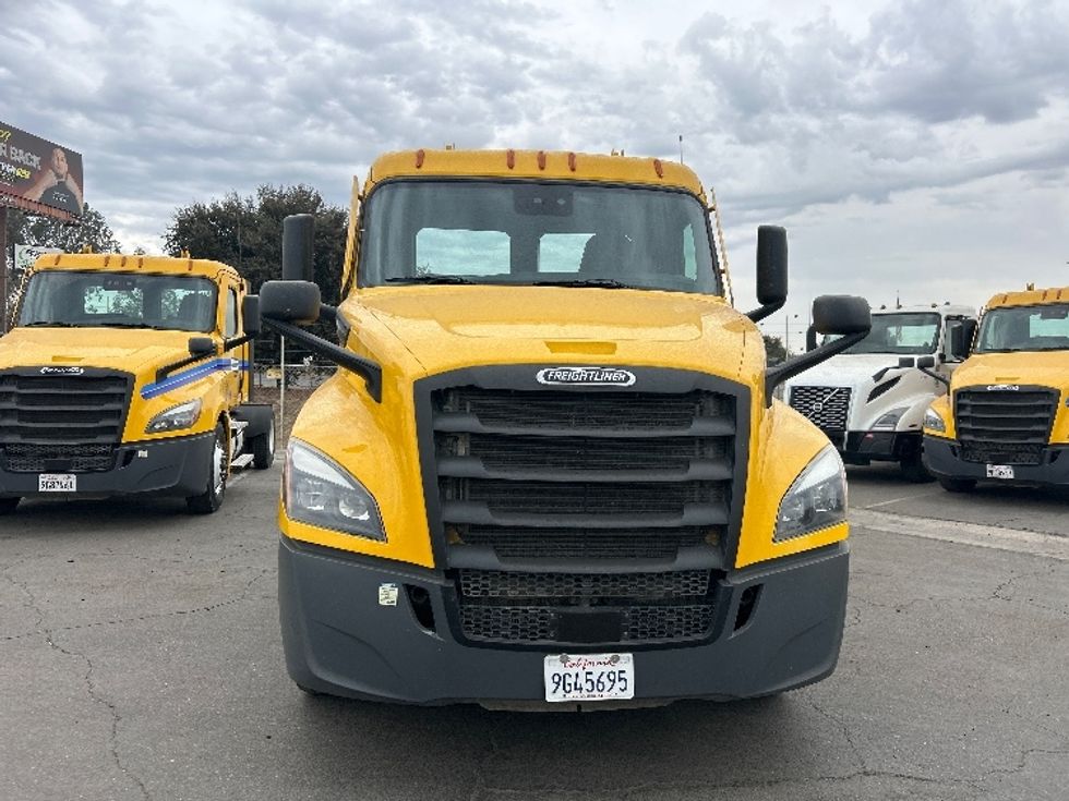 Day Cab Tractor-Heavy Duty Tractors-Freightliner-2022-T12642ST-Fresno-CA-324,656\n\t\tmiles-$ 61,250 - Image 2