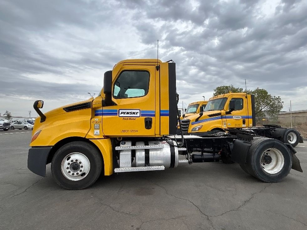 Day Cab Tractor-Heavy Duty Tractors-Freightliner-2022-T12642ST-Fresno-CA-324,656\n\t\tmiles-$ 61,250 - Image 4