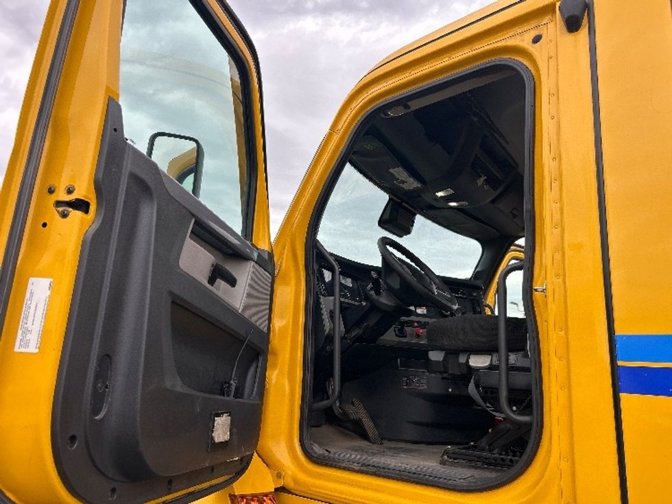 Day Cab Tractor-Heavy Duty Tractors-Freightliner-2022-T12642ST-Fresno-CA-324,656\n\t\tmiles-$ 61,250 - Image 9