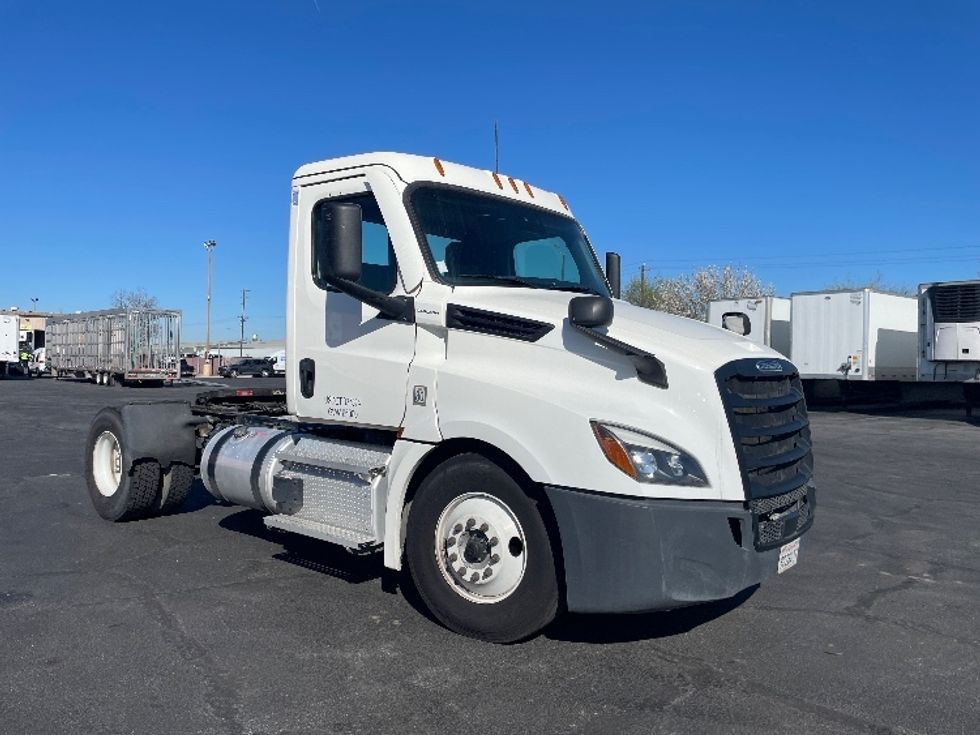 Day Cab Tractor-Heavy Duty Tractors-Freightliner-2022-T12642ST-Fresno-CA-357,843\n\t\tmiles-$ 79,500 - Image 1