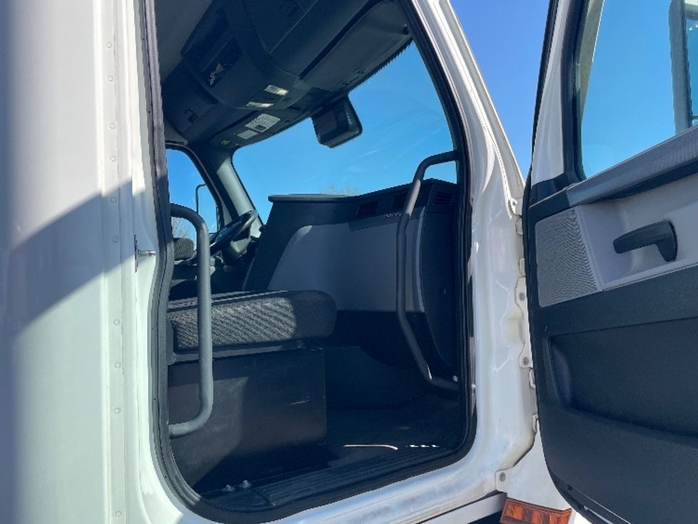 Day Cab Tractor-Heavy Duty Tractors-Freightliner-2022-T12642ST-Fresno-CA-357,843\n\t\tmiles-$ 79,500 - Image 12