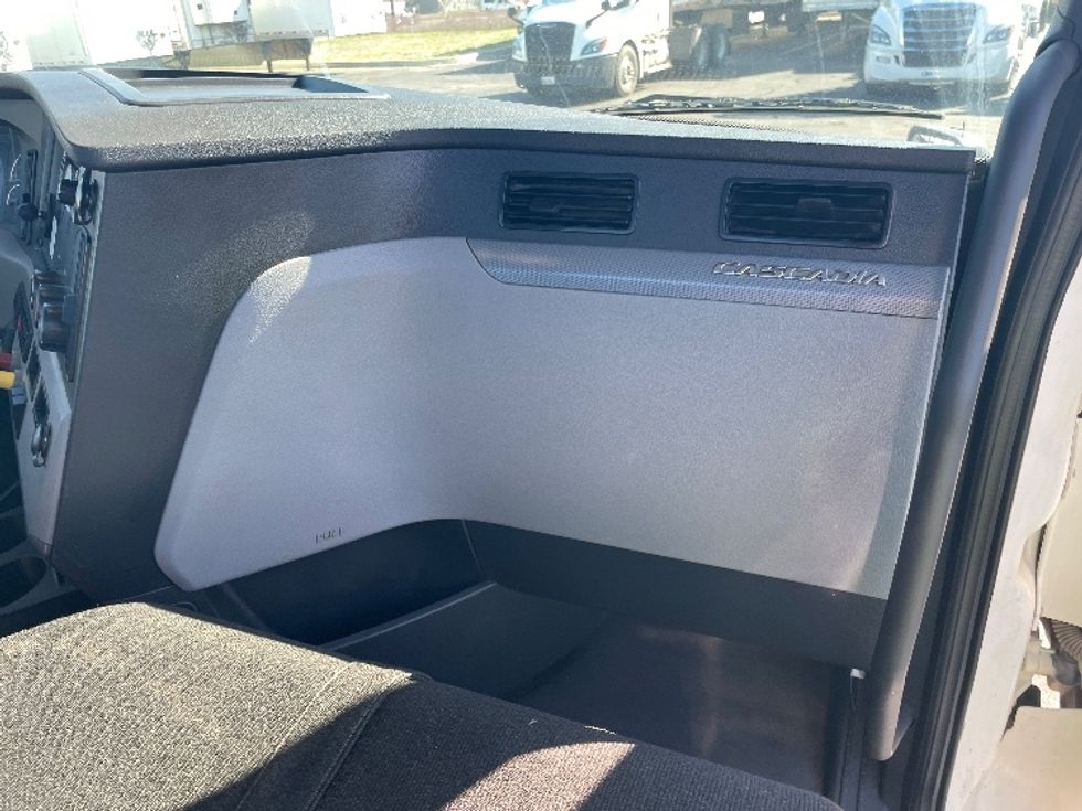 Day Cab Tractor-Heavy Duty Tractors-Freightliner-2022-T12642ST-Fresno-CA-357,843\n\t\tmiles-$ 79,500 - Image 13