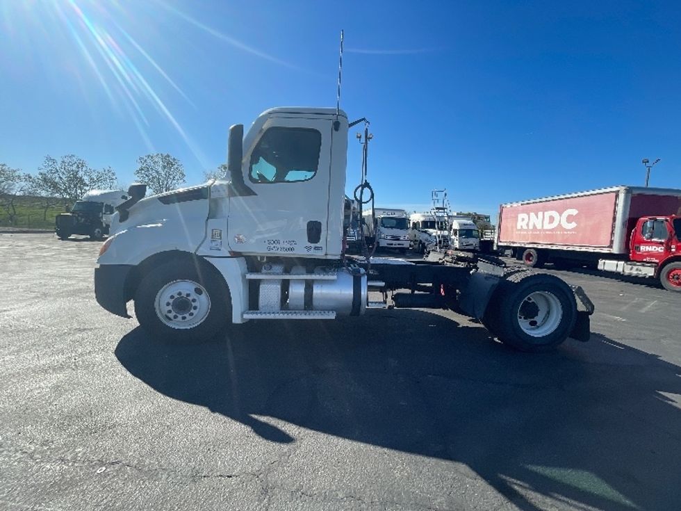 Day Cab Tractor-Heavy Duty Tractors-Freightliner-2022-T12642ST-Fresno-CA-357,843\n\t\tmiles-$ 79,500 - Image 4