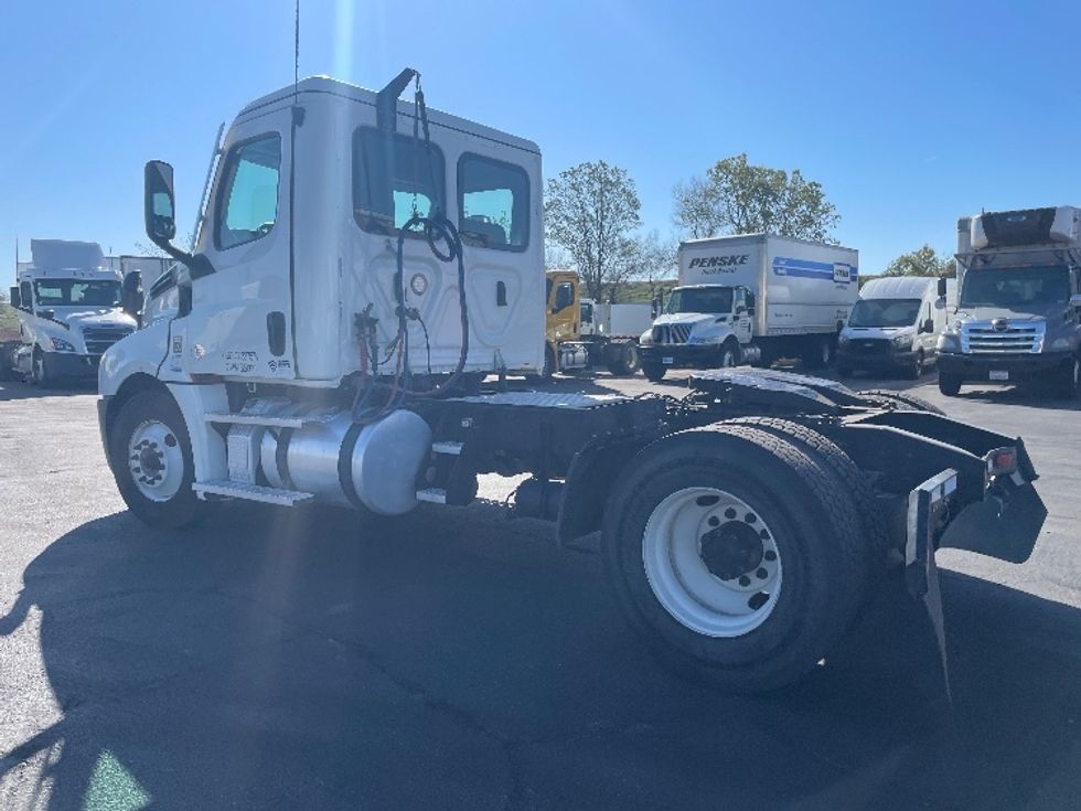 Day Cab Tractor-Heavy Duty Tractors-Freightliner-2022-T12642ST-Fresno-CA-357,843\n\t\tmiles-$ 79,500 - Image 5