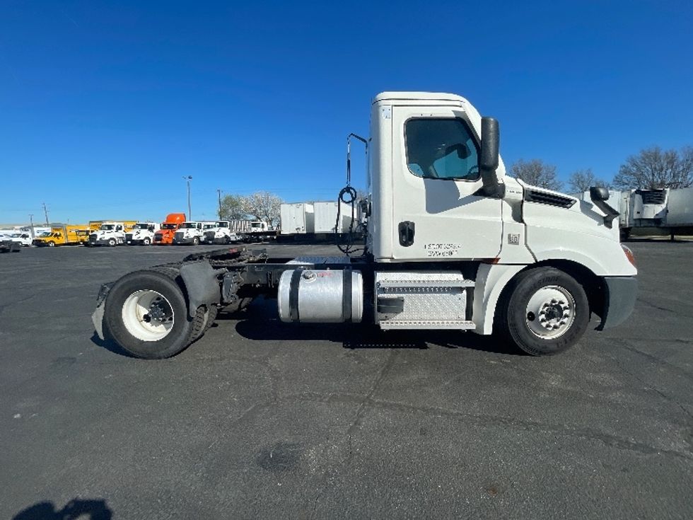 Day Cab Tractor-Heavy Duty Tractors-Freightliner-2022-T12642ST-Fresno-CA-357,843\n\t\tmiles-$ 79,500 - Image 8