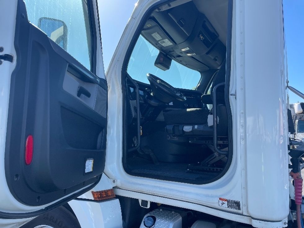 Day Cab Tractor-Heavy Duty Tractors-Freightliner-2022-T12642ST-Fresno-CA-357,843\n\t\tmiles-$ 79,500 - Image 9