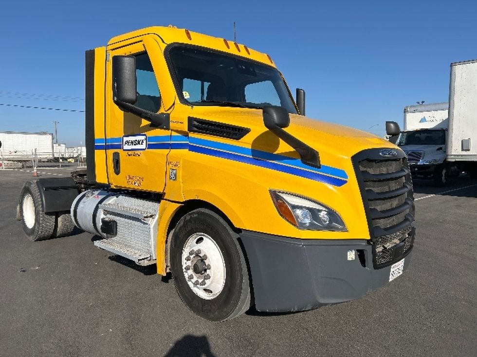 Day Cab Tractor-Heavy Duty Tractors-Freightliner-2022-T12642ST-Fresno-CA-366,069\n\t\tmiles-$ 58,500 - Image 1