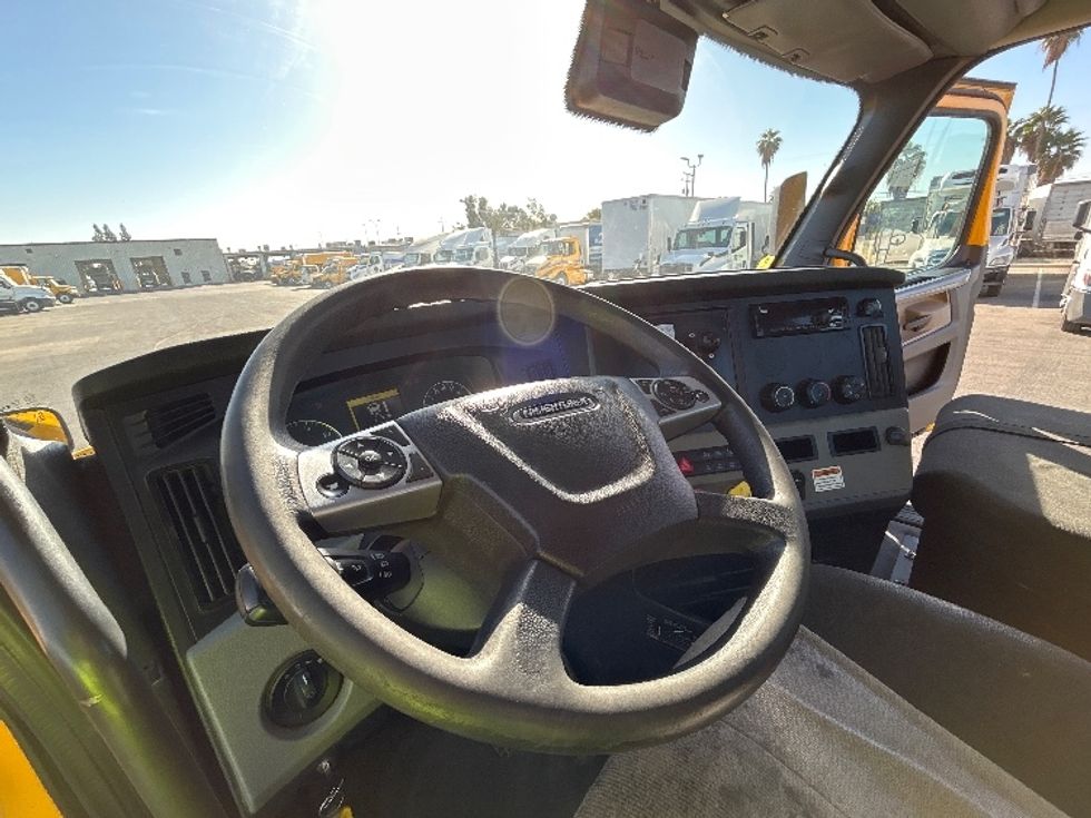 Day Cab Tractor-Heavy Duty Tractors-Freightliner-2022-T12642ST-Fresno-CA-366,069\n\t\tmiles-$ 58,500 - Image 10