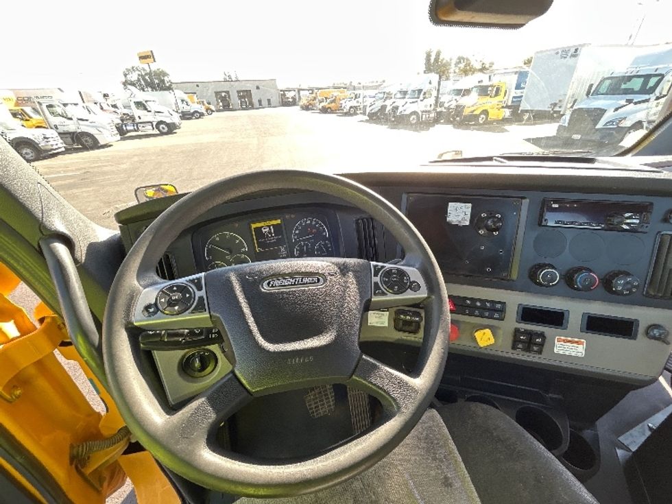 Day Cab Tractor-Heavy Duty Tractors-Freightliner-2022-T12642ST-Fresno-CA-366,069\n\t\tmiles-$ 58,500 - Image 11