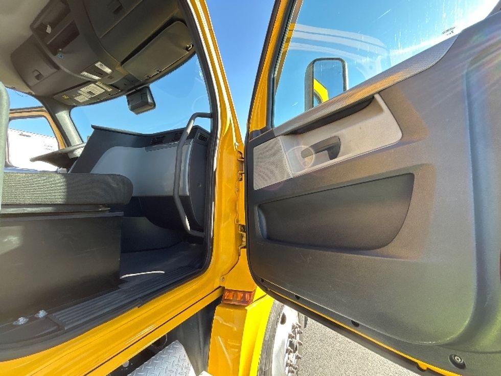 Day Cab Tractor-Heavy Duty Tractors-Freightliner-2022-T12642ST-Fresno-CA-366,069\n\t\tmiles-$ 58,500 - Image 12