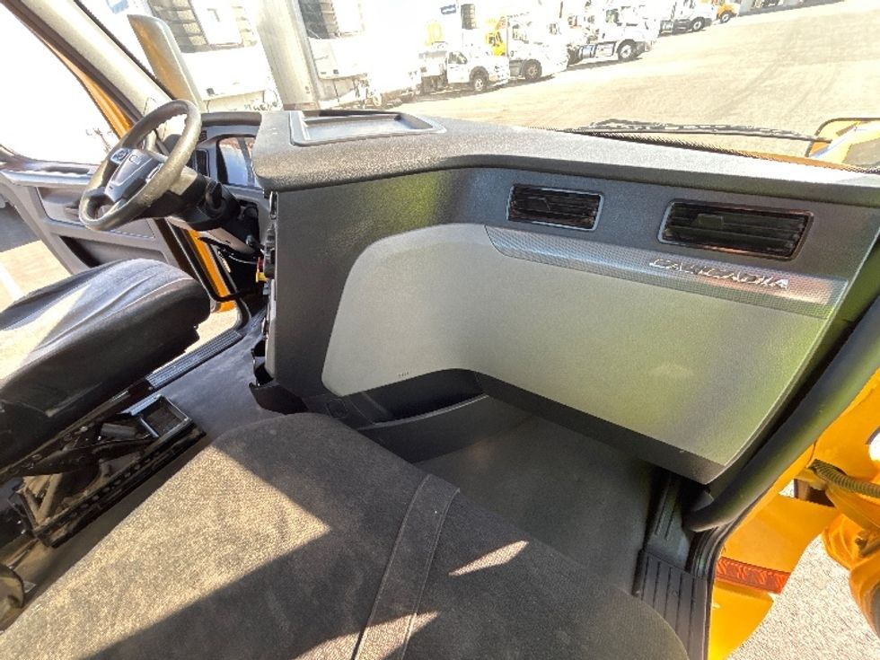 Day Cab Tractor-Heavy Duty Tractors-Freightliner-2022-T12642ST-Fresno-CA-366,069\n\t\tmiles-$ 58,500 - Image 13