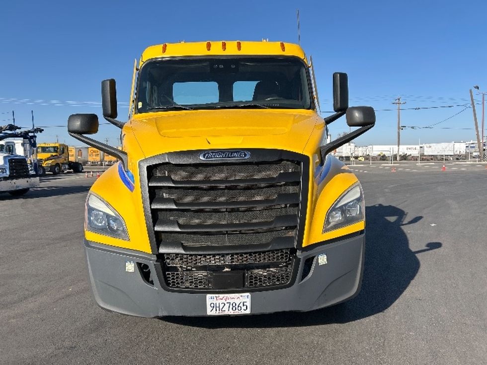 Day Cab Tractor-Heavy Duty Tractors-Freightliner-2022-T12642ST-Fresno-CA-366,069\n\t\tmiles-$ 58,500 - Image 2