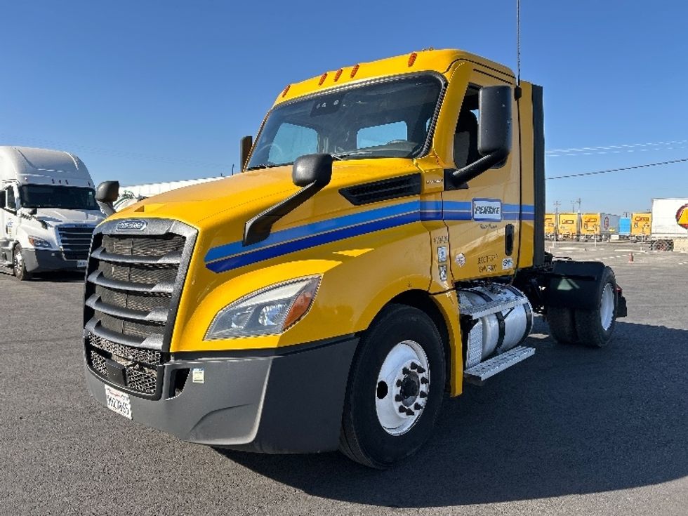 Day Cab Tractor-Heavy Duty Tractors-Freightliner-2022-T12642ST-Fresno-CA-366,069\n\t\tmiles-$ 58,500 - Image 3