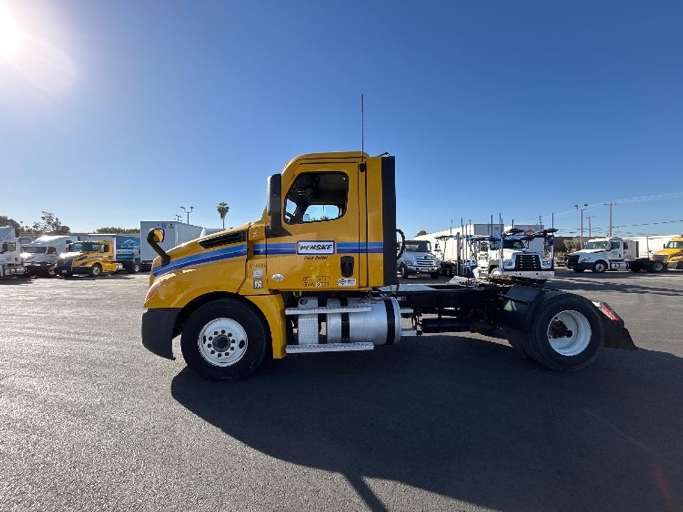 Day Cab Tractor-Heavy Duty Tractors-Freightliner-2022-T12642ST-Fresno-CA-366,069\n\t\tmiles-$ 58,500 - Image 4
