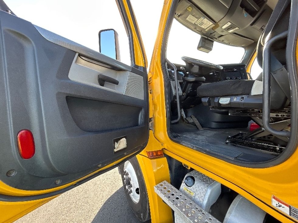 Day Cab Tractor-Heavy Duty Tractors-Freightliner-2022-T12642ST-Fresno-CA-366,069\n\t\tmiles-$ 58,500 - Image 9