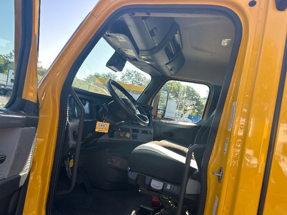 Day Cab Tractor-Heavy Duty Tractors-Freightliner-2022-T12642ST-Jacksonville-FL-290,914\n\t\tmiles-$ 68,000 - Image 10