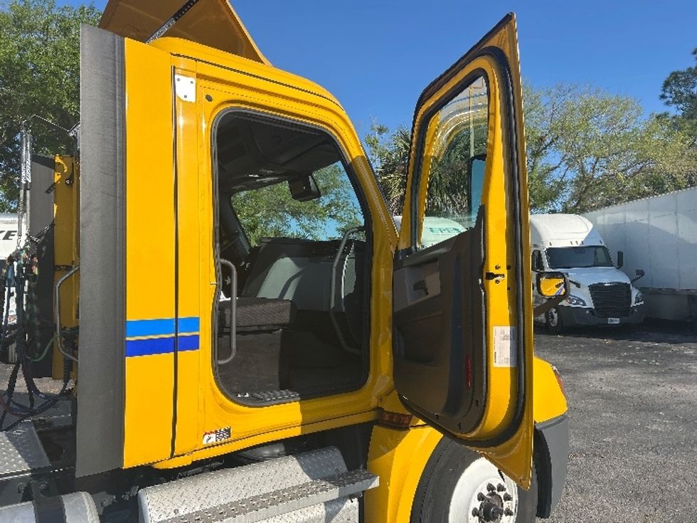 Day Cab Tractor-Heavy Duty Tractors-Freightliner-2022-T12642ST-Jacksonville-FL-290,914\n\t\tmiles-$ 68,000 - Image 12